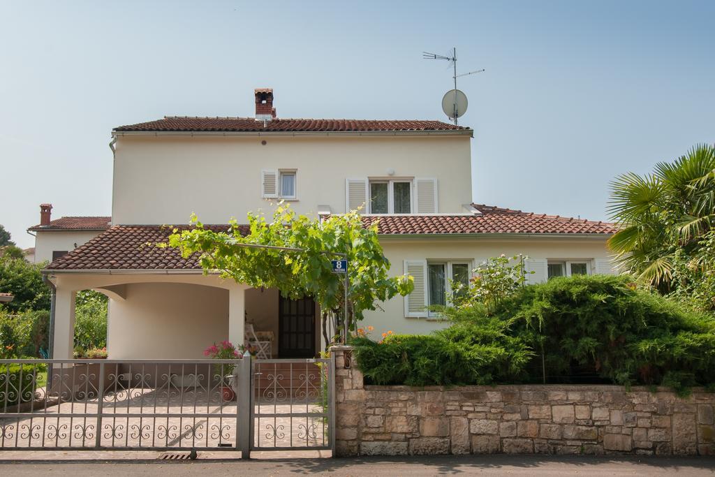 Studio And Apartment Nadia With Garden Porec Ngoại thất bức ảnh