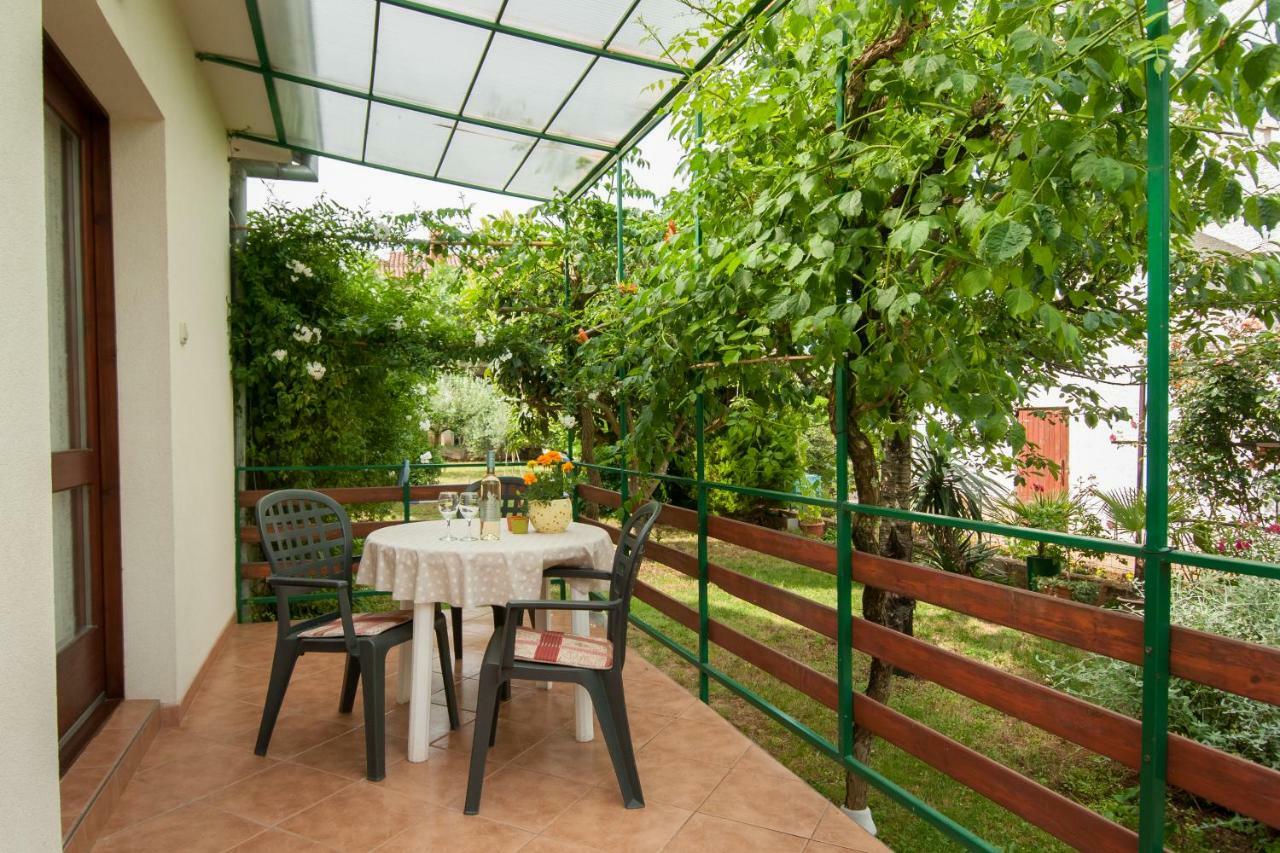 Studio And Apartment Nadia With Garden Porec Ngoại thất bức ảnh